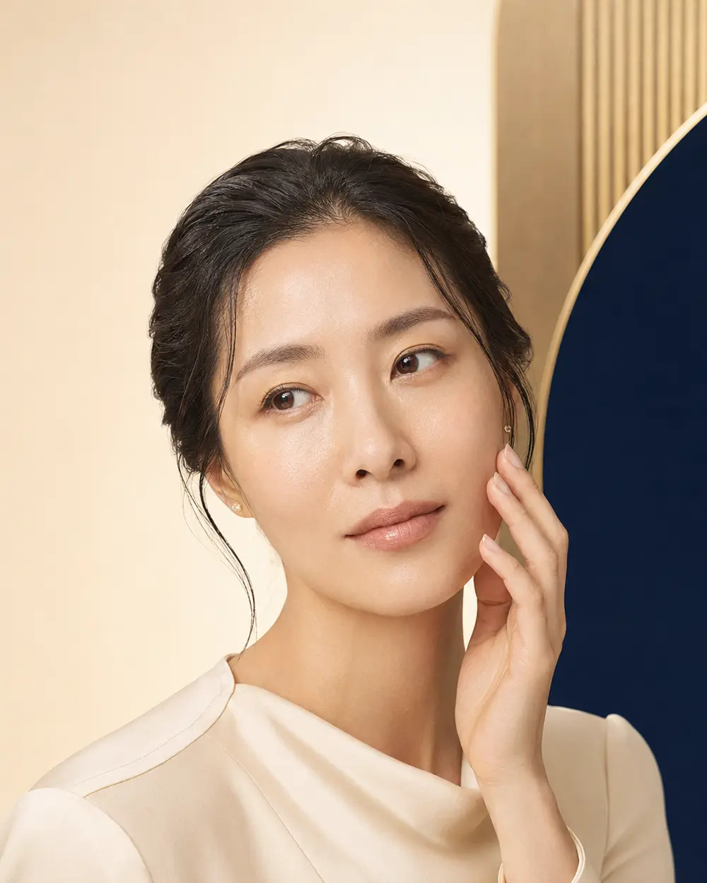 女性思考保養問題的精緻形象